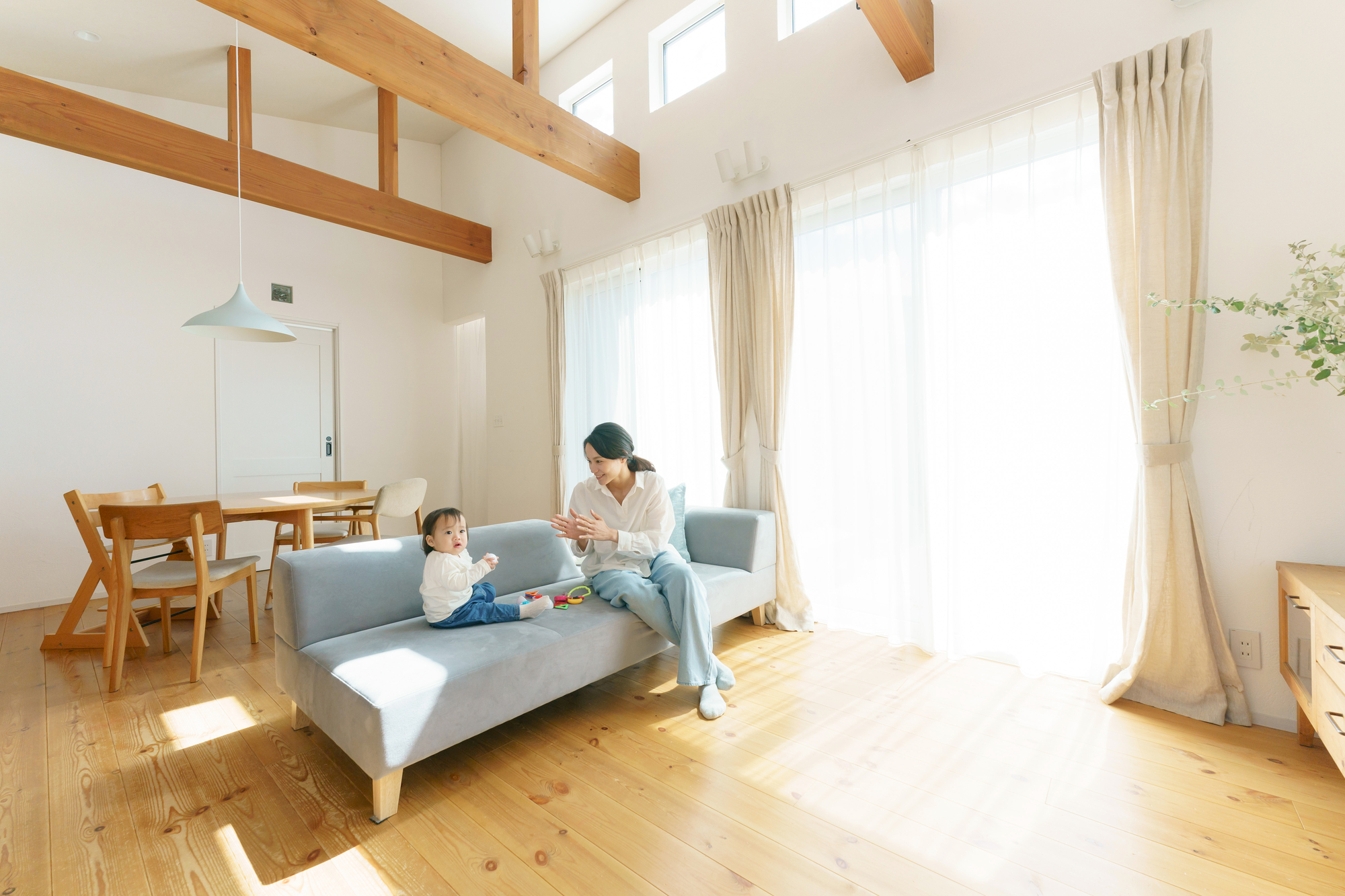 木目天井と大きな掃き出し窓を備えた家族向けLDKリフォームの完成写真、家具を置く前の広がりが分かる室内