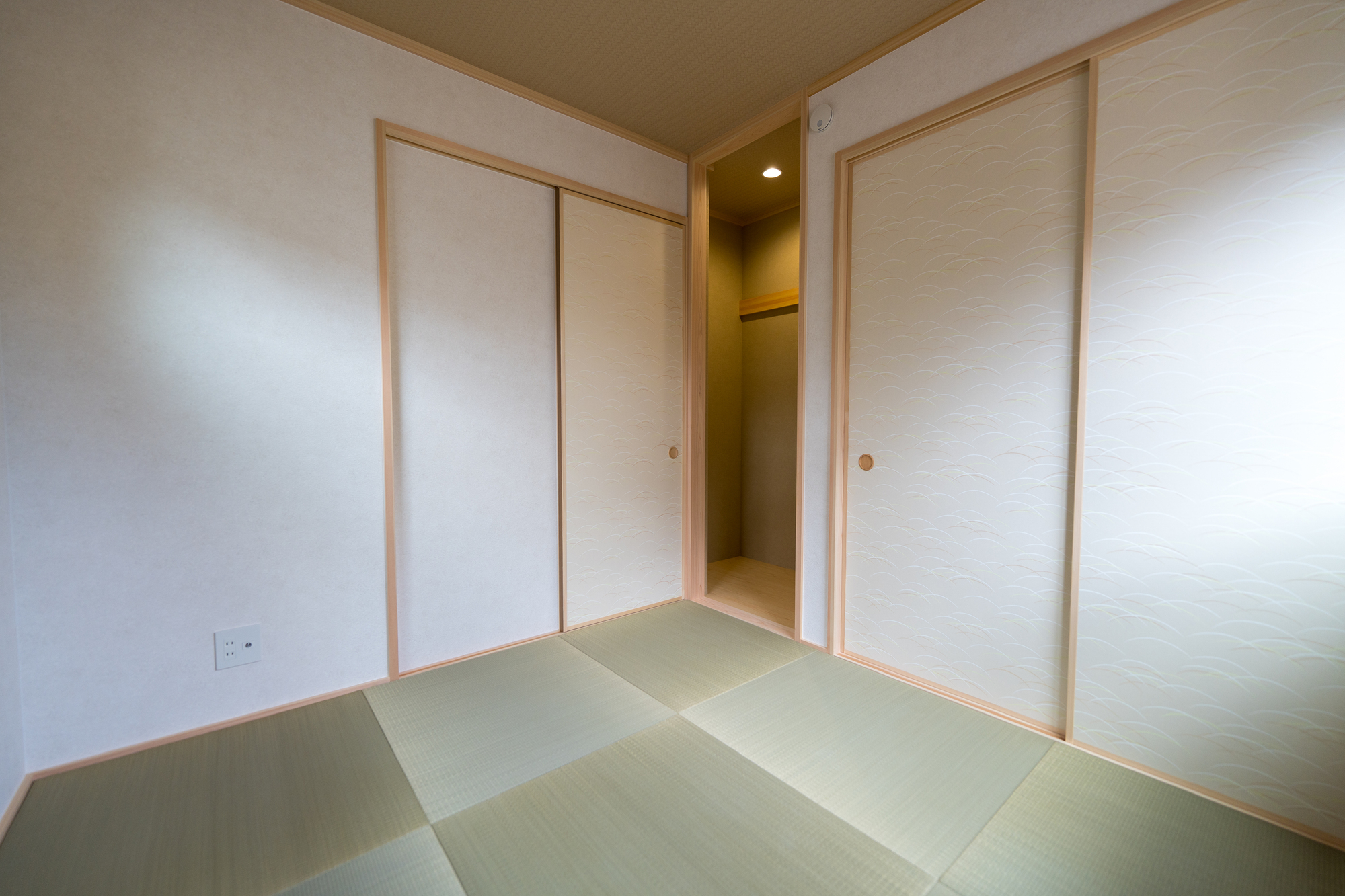 黒いフレーム建具と木製カウンターで整えた中古住宅リノベーションのダイニング空間、奥行きのある視点で撮った完成写真